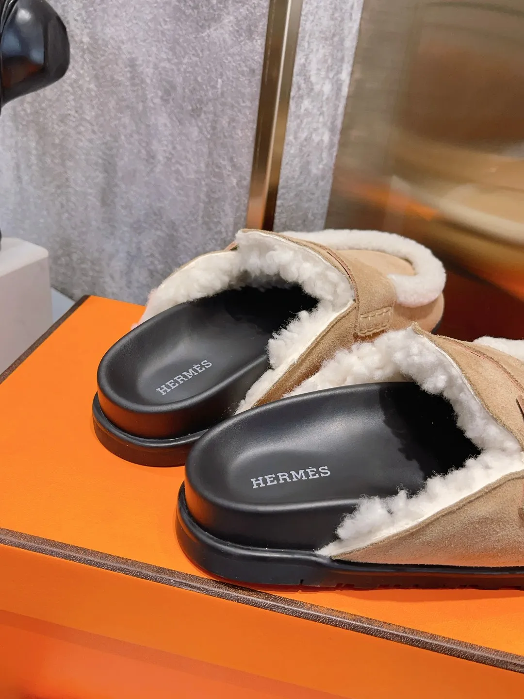 [H Family Hermès] P: 520💰 Size: Male 39-44 (45 customized) Female 35-40 (41 customized) HERMES Hermès top luxury version HERMES Hermès cute half-drag.  Jindian’s family language design! It looks good no matter how you match it! Casual and high-end feeling. The comfort is also great. Paired with various colorful socks, it gives a trendy and high-end feeling. The top version of real wool is high quality. ●Upper: imported cow suede. ●Inner: imported sheepskin. ●Foot pads: imported mixed sheepskin.